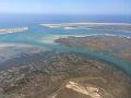 Anflug über die Küstenregion in der Nähe von Faro. Die vorgelagerten Inseln sind nur Fähre oder Boot zu erreichen.